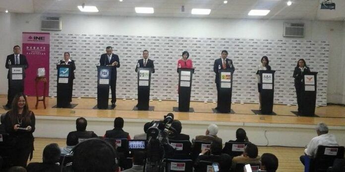 Moderador y candidatos en el debate Moderador y candidatos en el debate