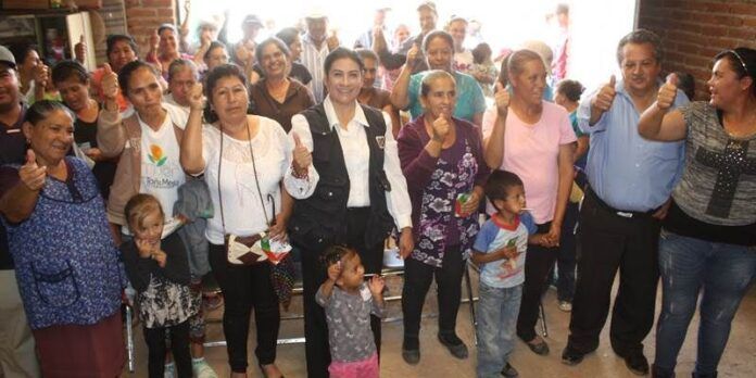 Araceli Guerrero con habitantes de Villa González Ortega
