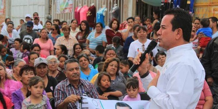 Benjamín Medrano ante habitantes de su distrito Benjamín Medrano ante habitantes de su distrito