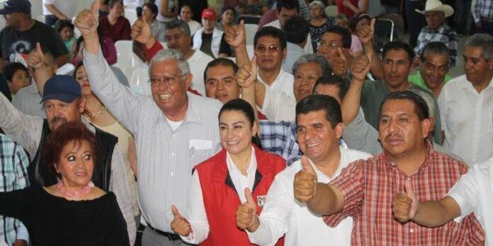 Araceli Guerrero con trabajadores del volante Araceli Guerrero con trabajadores del volante