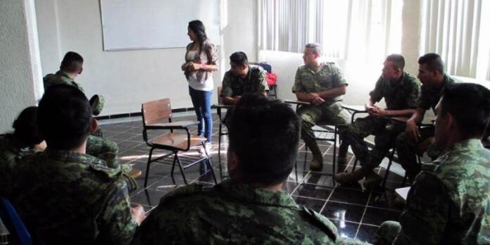 Militares participan en un taller Militares participan en un taller