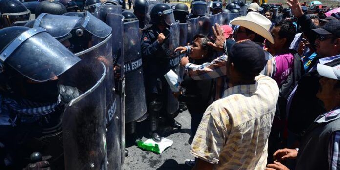 Barzonistas se enfrentan a antimotines