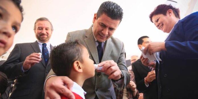 Miguel Alonso aplica dosis a un niño