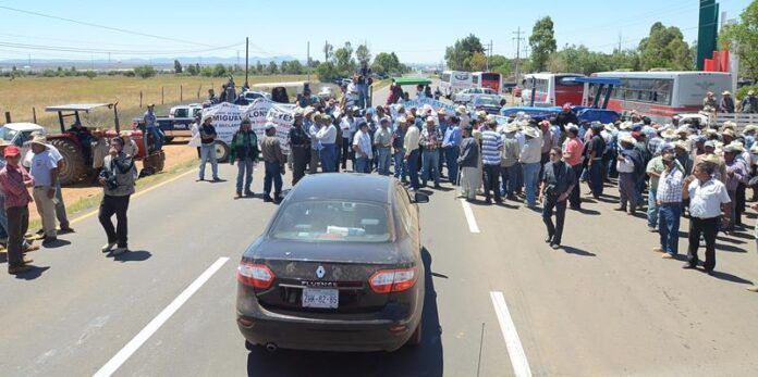 Productores bloquean la carretera Productores bloquean la carretera