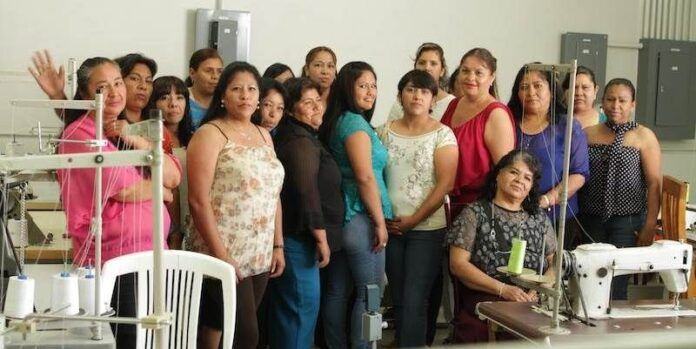 Mujeres que laboran en el proyecto Mujeres que laboran en el proyecto