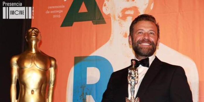 El actor muestra su premio