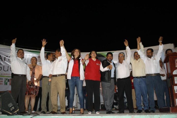 Araceli Guerrero con exalcaldes