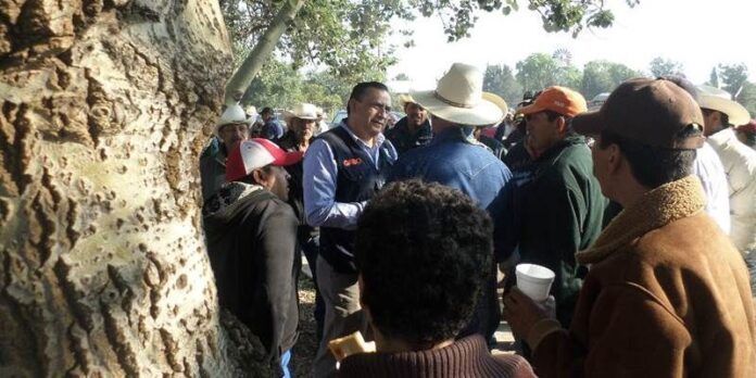Gabriel Rodríguez con campesinos Gabriel Rodríguez con campesinos