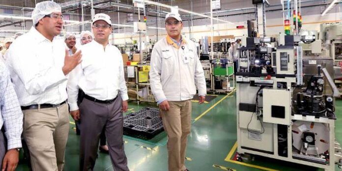Miguel Alonso recorre fábrica Miguel Alonso recorre fábrica