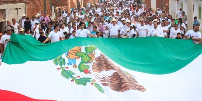 Benjamín Medrano con habitantes de comunidades
