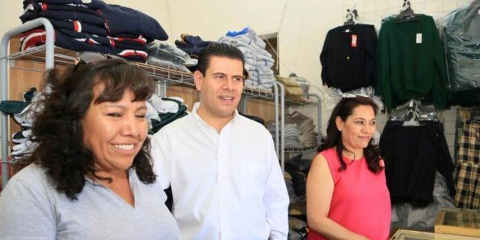 Miguel Alonso con trabajadoras de taller Miguel Alonso con trabajadoras de taller