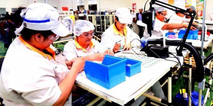 Trabajadoras de la industria manufacturera Trabajadoras de la industria manufacturera