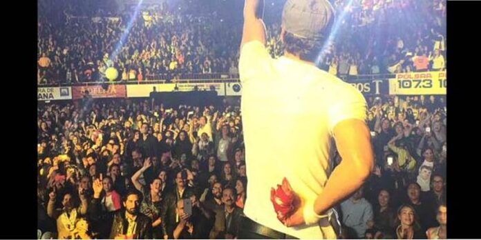 Enrique Iglesias con la mano ensangrentada Enrique Iglesias con la mano ensangrentada