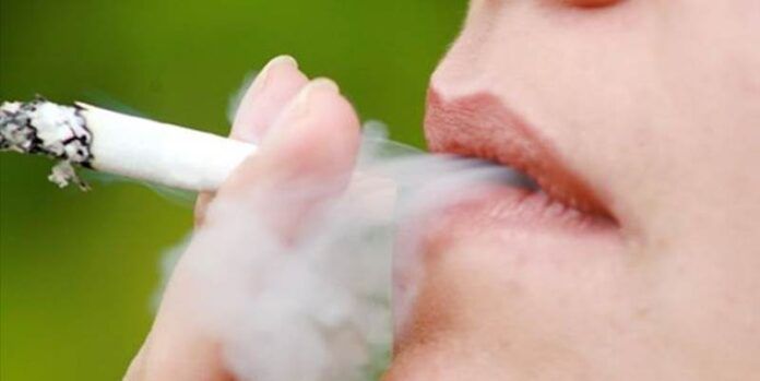Fumando un cigarrillo Fumando un cigarrillo
