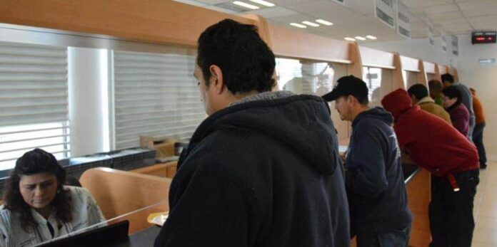 Contribuyentes en oficina recaudadora Contribuyentes en oficina recaudadora