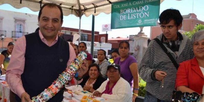 Gerardo Luna con beneficiarios Gerardo Luna con beneficiarios
