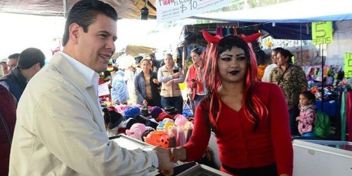 Miguel Alonso visitó los panteones este Día de Muertos Miguel Alonso visitó los panteones este Día de Muertos