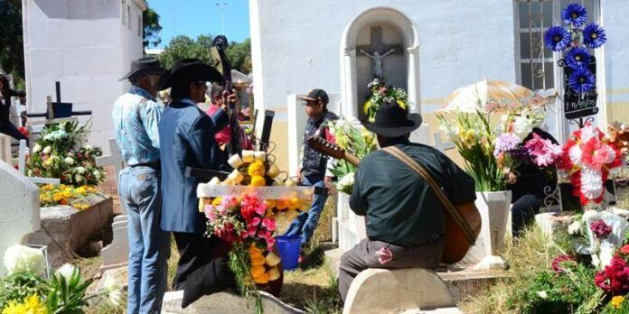 Conjunto norteño canta ante una tumba Conjunto norteño canta ante una tumba