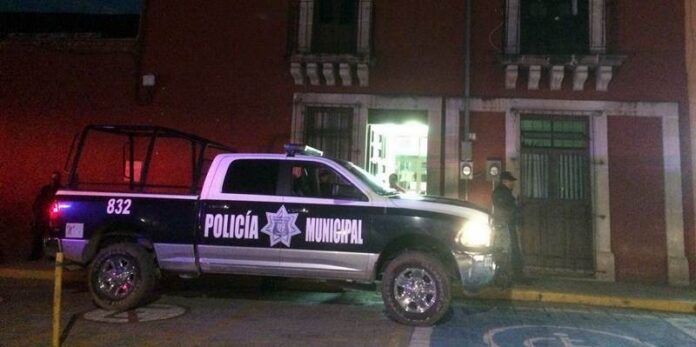 Patrulla afuera del Palacio Municipal