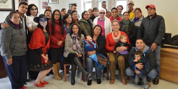 Pequeño posa con sus benefactores Pequeño posa con sus benefactores