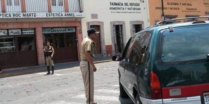 Agentes de Tránsito desvían la circulación Agentes de Tránsito desvían la circulación