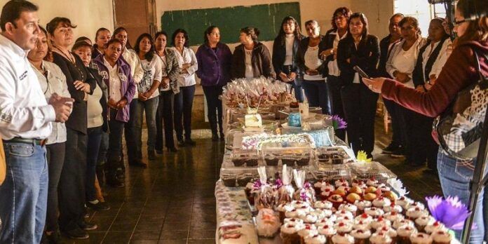 Alcalde felicitó a las participantes Alcalde felicitó a las participantes