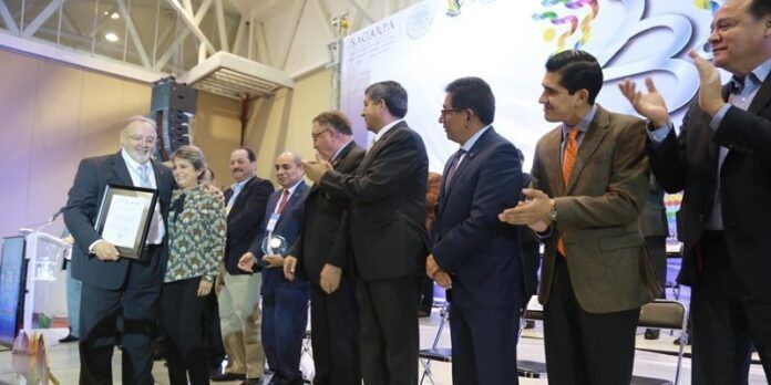 Entregaron el Premio Nacional de Sanidad Animal 2015. Entregaron el Premio Nacional de Sanidad Animal 2015.