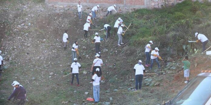 Participan vecinos de varias colonias.