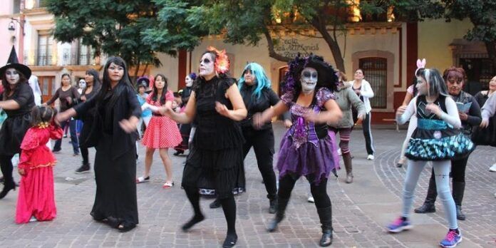 Catrinas y hasta 'extraterrestres' participaron Catrinas y hasta 'extraterrestres' participaron