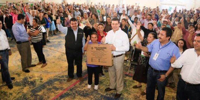 Miguel Alonso supervisa entrega