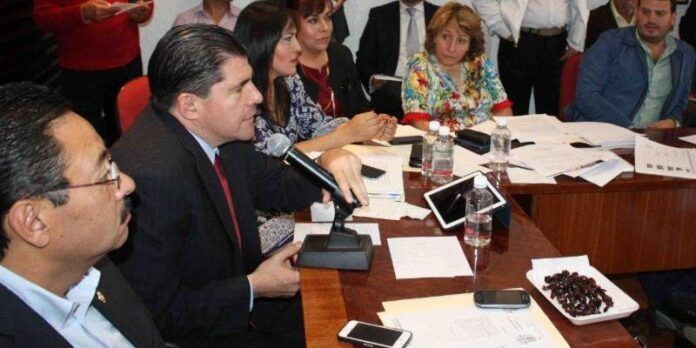 Víctor Rentería durante su comparecencia en la Legislatura Víctor Rentería durante su comparecencia en la Legislatura