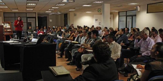 La ponente y los alumnos La ponente y los alumnos