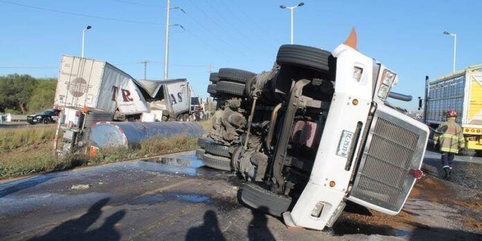 Tráiler golpeado y pipa volcada Tráiler golpeado y pipa volcada