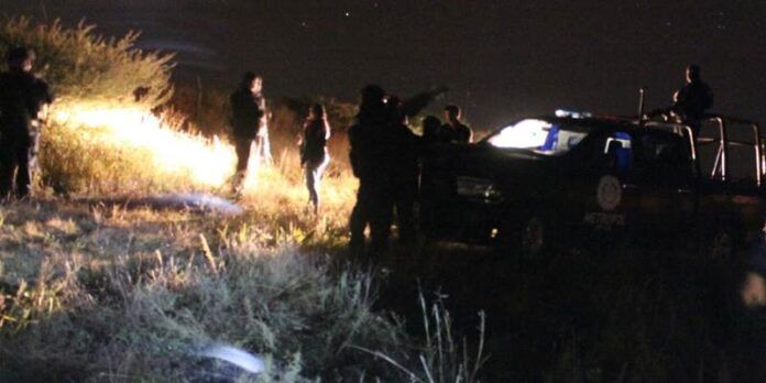 Policías acuden al lugar del hallazgo Policías acuden al lugar del hallazgo