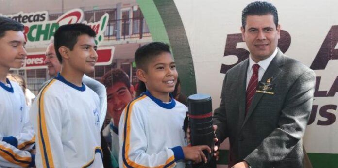 Gobernador premia a alumnos Gobernador premia a alumnos