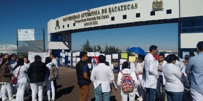 Estudiantes y maestros bloquearon el acceso Estudiantes y maestros bloquearon el acceso