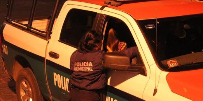 Policías se la llevan en patrulla.