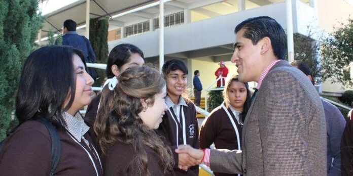 Carlos Peña con alumnas Carlos Peña con alumnas