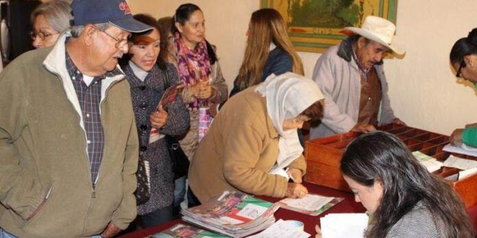 Jubilados acuden por su pensión.