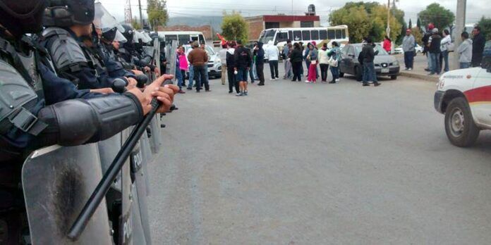 Policías antimotines y manifestantes Policías antimotines y manifestantes