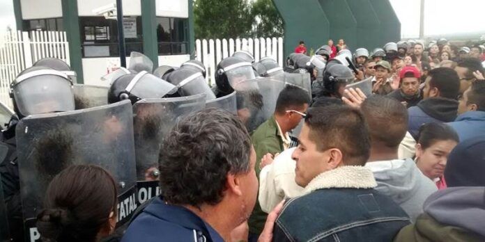 Policías repliegan a manifestantes Policías repliegan a manifestantes
