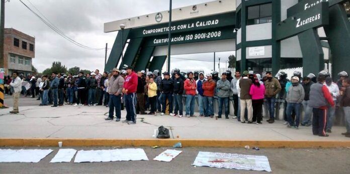 Policías forman valla, profesores también Policías forman valla, profesores también