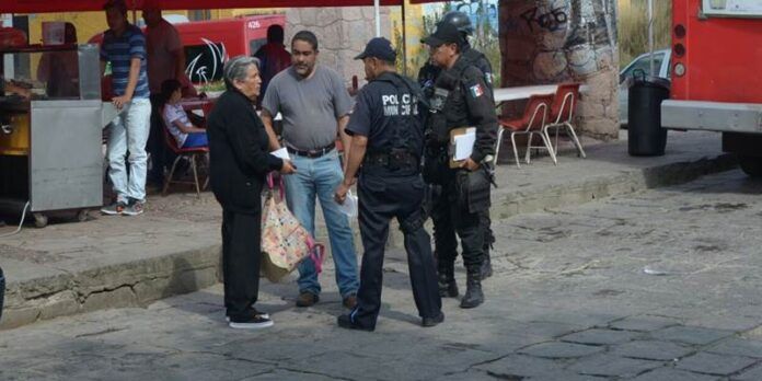 Policías atendieron a la afectada. Policías atendieron a la afectada.