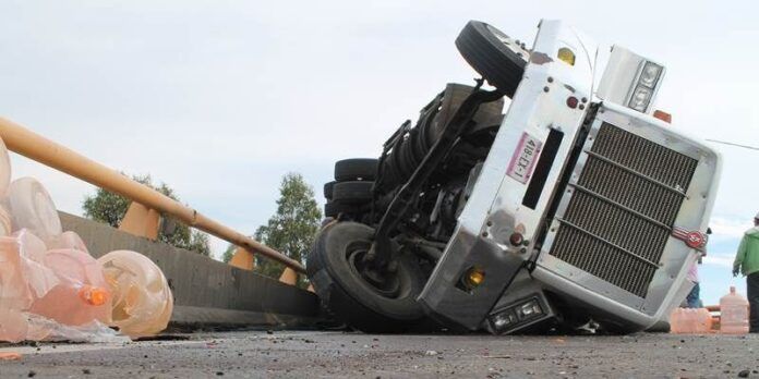 El camión fue trasladado con una grúa al corralón El camión fue trasladado con una grúa al corralón