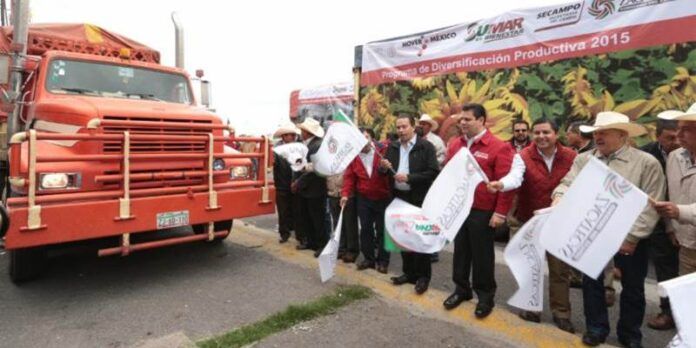 Entregaron equipo para los productores del campo. Entregaron equipo para los productores del campo.