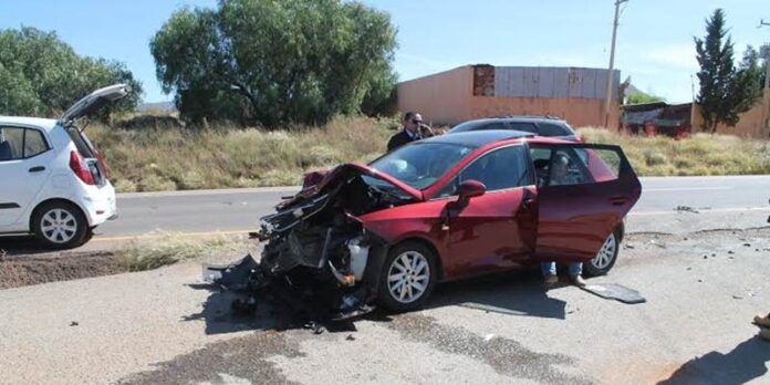 Seat con el frente destrozado Seat con el frente destrozado
