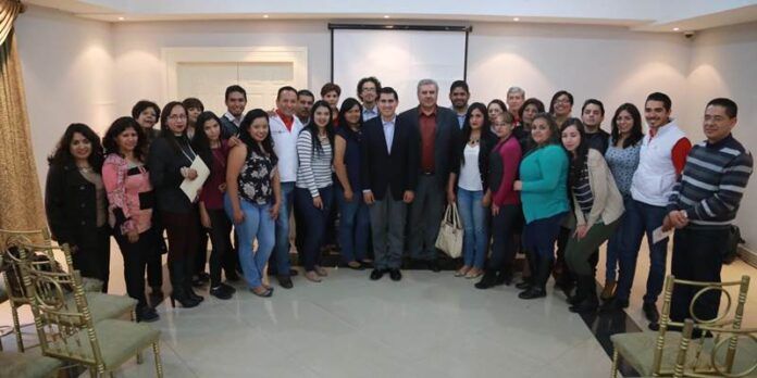 Carlos Peña y Ubaldo Ávila con participantes Carlos Peña y Ubaldo Ávila con participantes