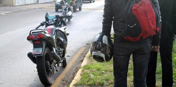 Motociclista y su vehículo Motociclista y su vehículo