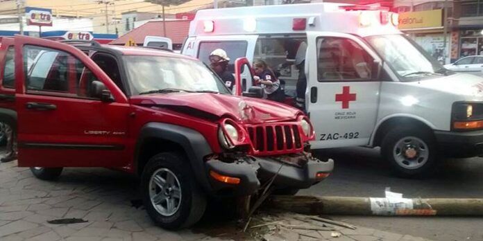 Choca Jeep Liberty contra poste Choca Jeep Liberty contra poste