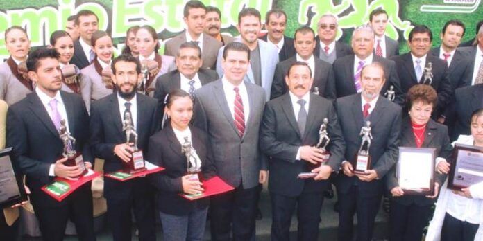 Miguel Alonso reconoció a los deportistas. Miguel Alonso reconoció a los deportistas.